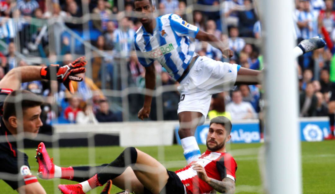 El delantero Alexander Isak (arriba) de la Real Sociedad, durante una ocasión ante el Athletic de Bilbao, durante el partido correspondiente a la jornada 23 de LaLiga Santander que se disputa este domingo en el Reale Arena de San Sebastián