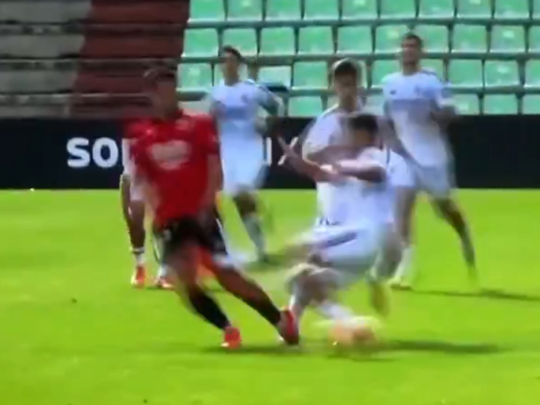 David Jiménez entra con violencia sobre Vergés en el Mérida - RM Castilla