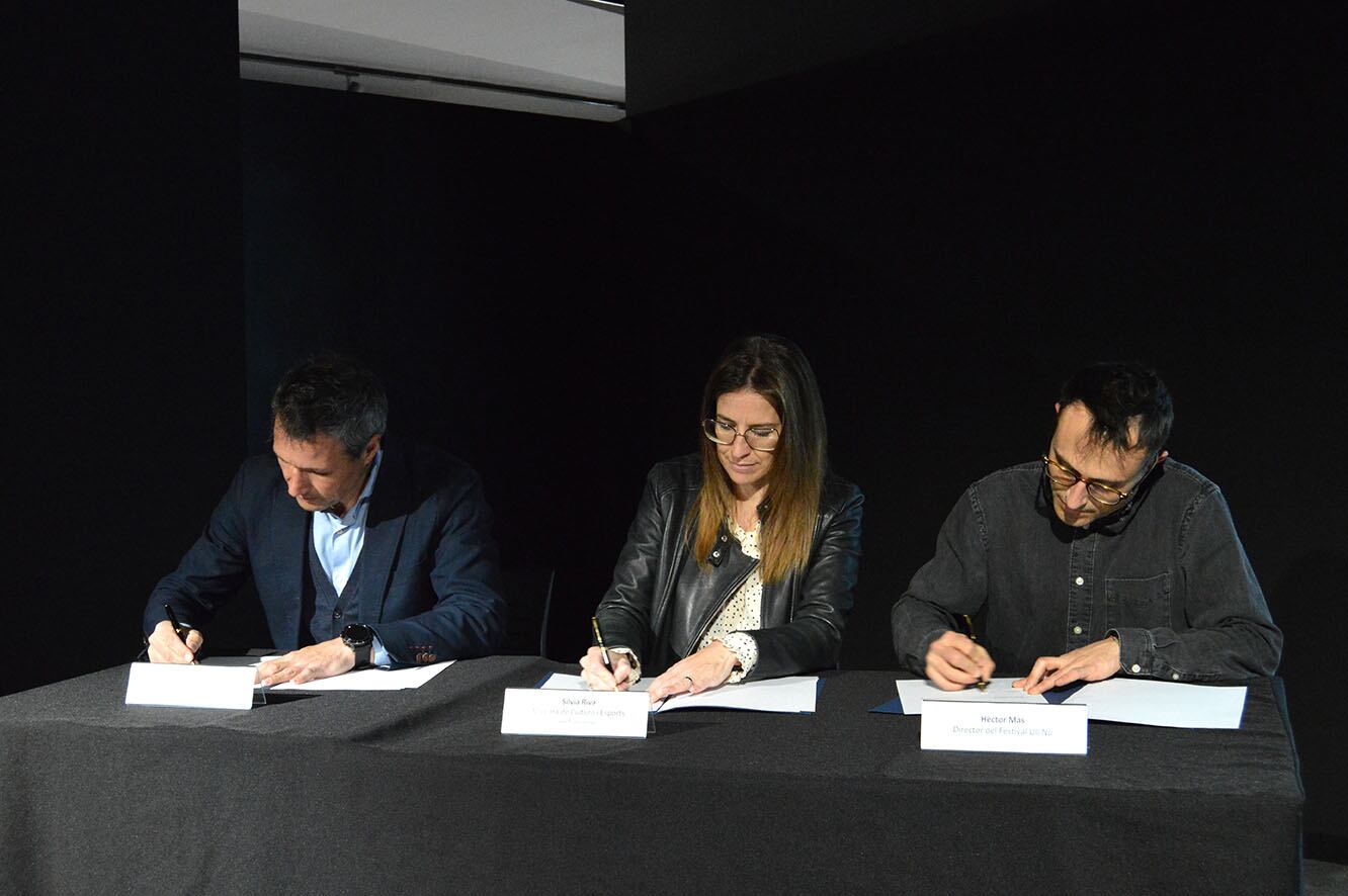 El cònsol major d'Andorra la Vella, David Astrié; la ministra de Cultura i Esports en funcions, Sílvia Riva i el director del festival Ull Nu, Hèctor Mas, en la signatura del conveni.