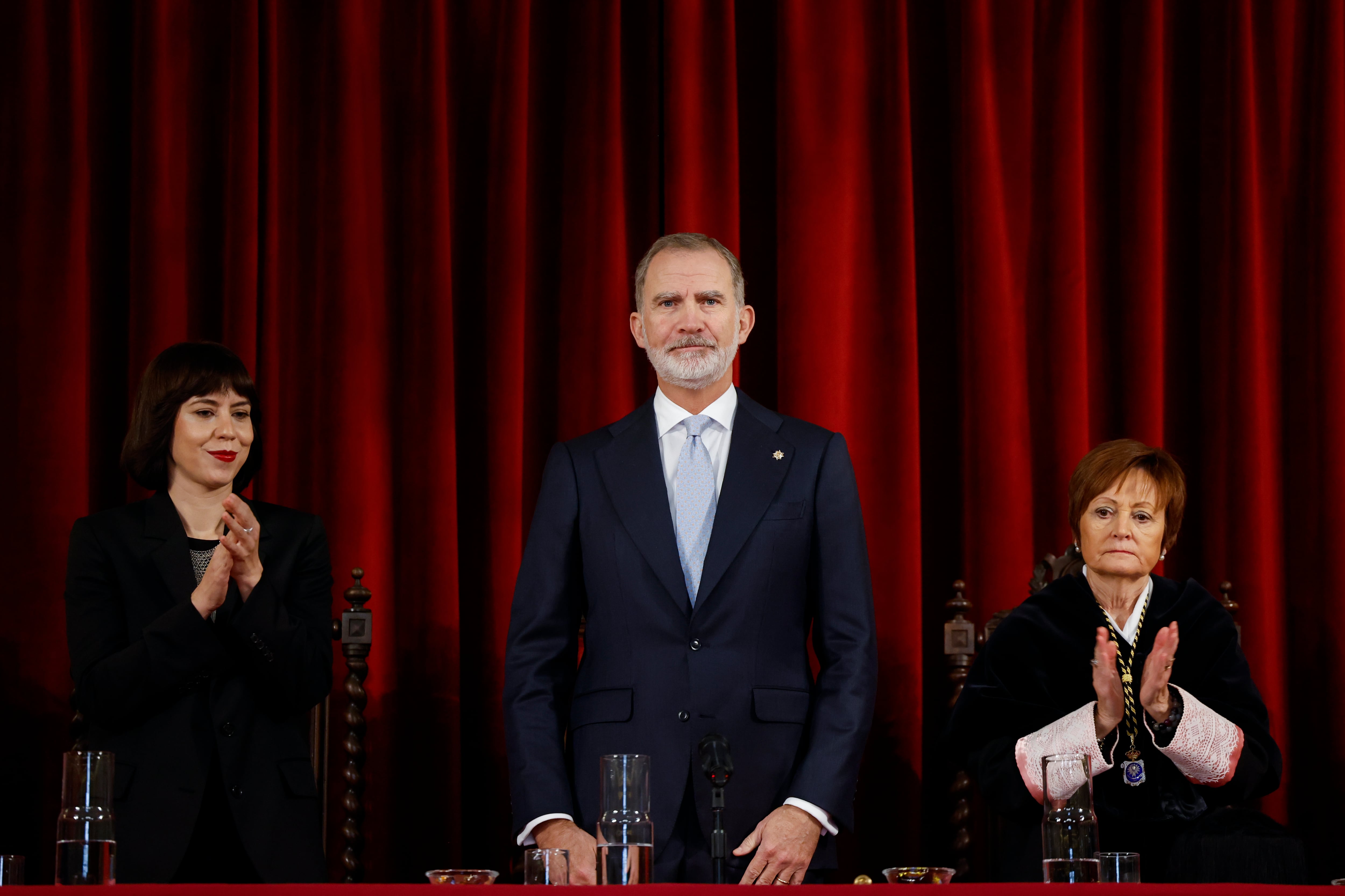 GRAFCVA880. VALENCIA, 25/11/2025.- El rey Felipe VI, acompañado por la ministra de Ciencia, Innovación y Universidades, Diana Morant (i), y la rectora de las Universidad de Valencia, Mavi Mestre, durante el acto de apertura del curso académico 2025/2026 de las universidades españolas. EFE/POOL/Ana Escobar
