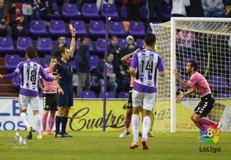 El colegiado expulsa a Alberto