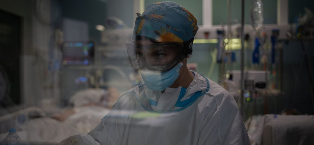Un trabajador sanitario protegido en la Unidad de Cuidados Intensivos.