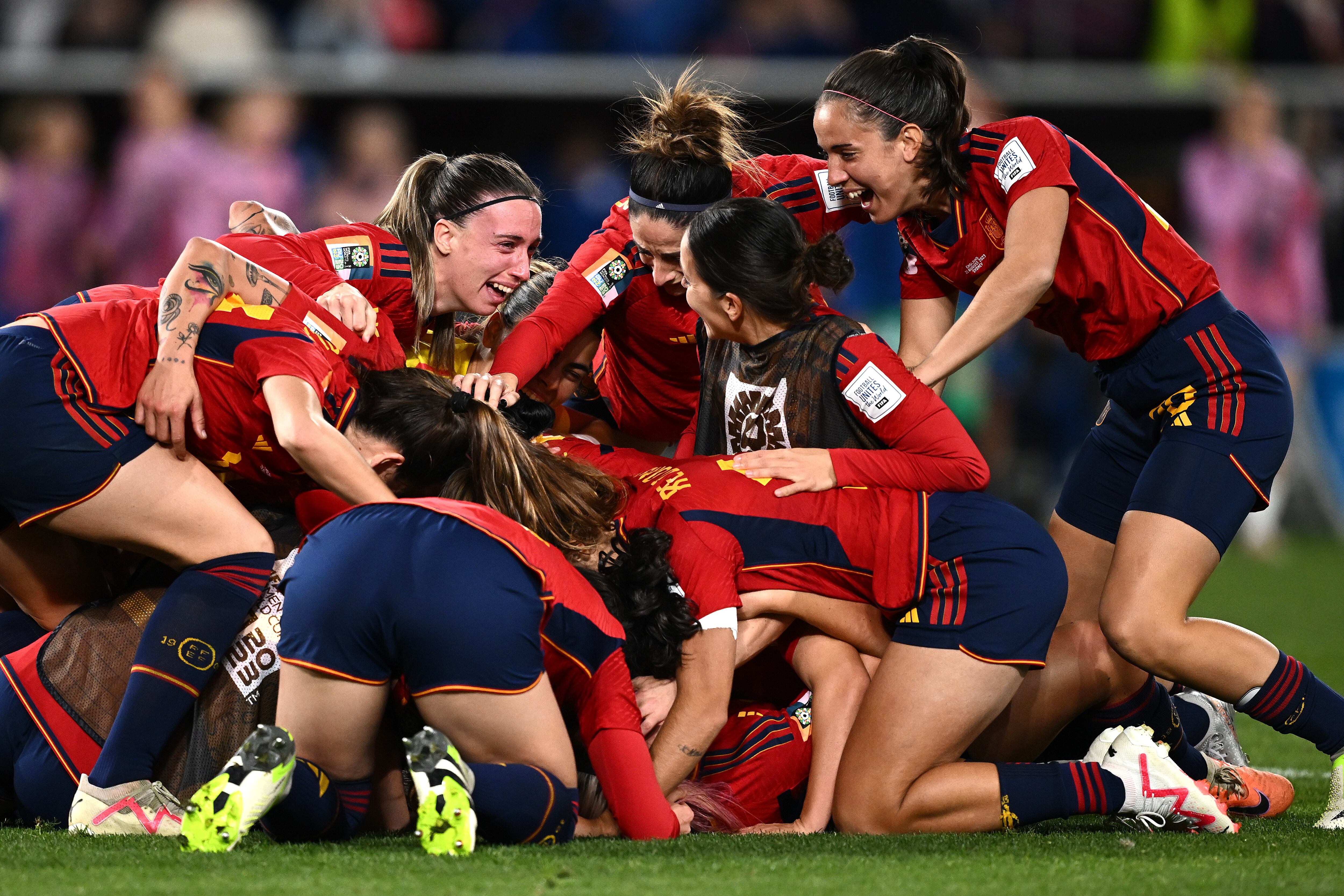 -FOTODELDIA- SÍDNEY, 20/08/2023.- Las jugadoras de la selección española celebran su victoria ante Inglaterra en la final del Mundial de Fútbol femenino en Sídney, Australia, este domingo. EFE/ Dan Himbrechts
