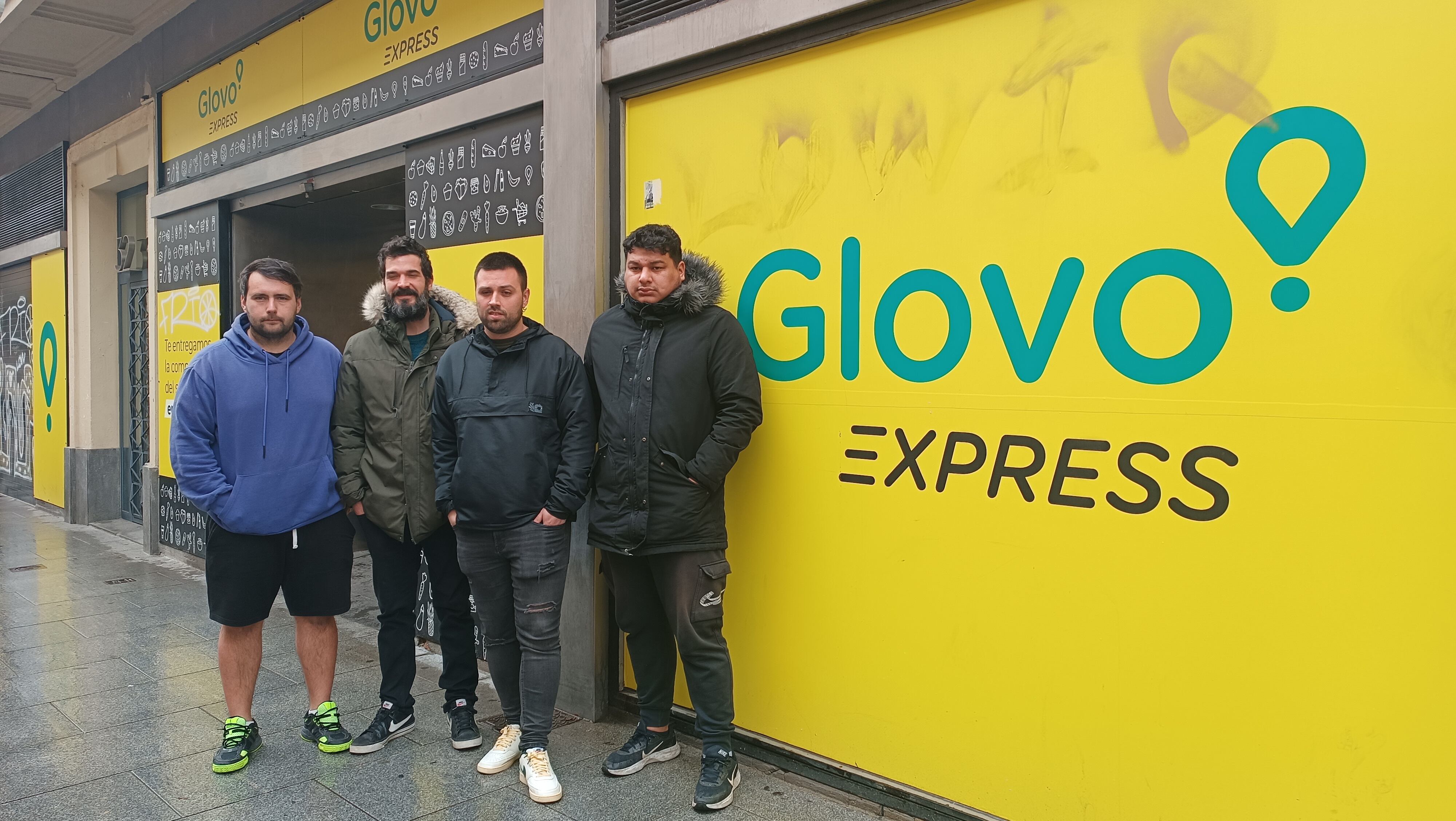 Representantes de Comisiones Obreras y trabajadores de Super Glovo tras la firma del preacuerdo que confirma el cierre de esta sección en Pamplona.