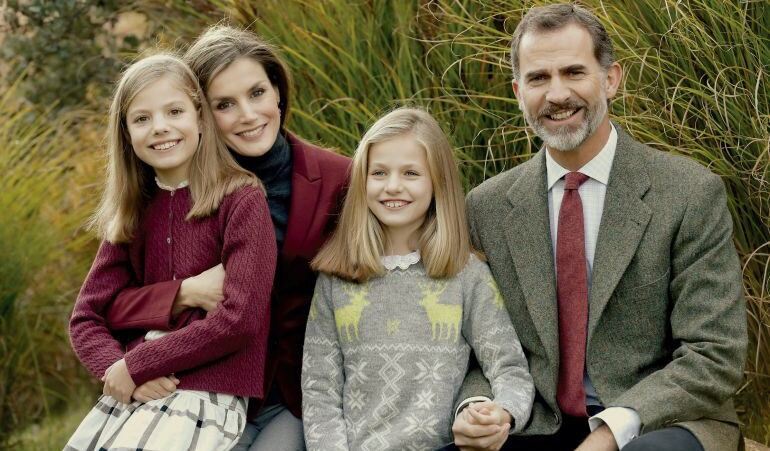 Los Reyes felicitan la Navidad con sus hijas en los jardines de Zarzuela.