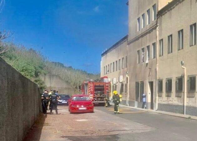 Los Bomberos de Tenerife refrescaron la zona afectada que no provocó daños graves en la estructura del edificio