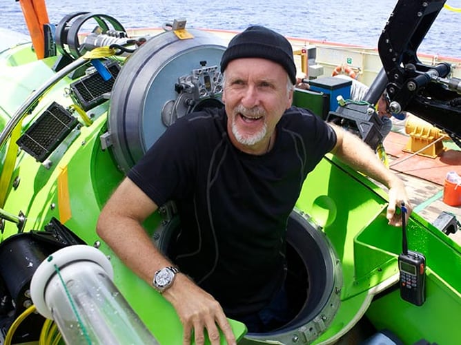 James Cameron sale del submarino con el que ha alcanzado el fondo de la fosa de las Marianas