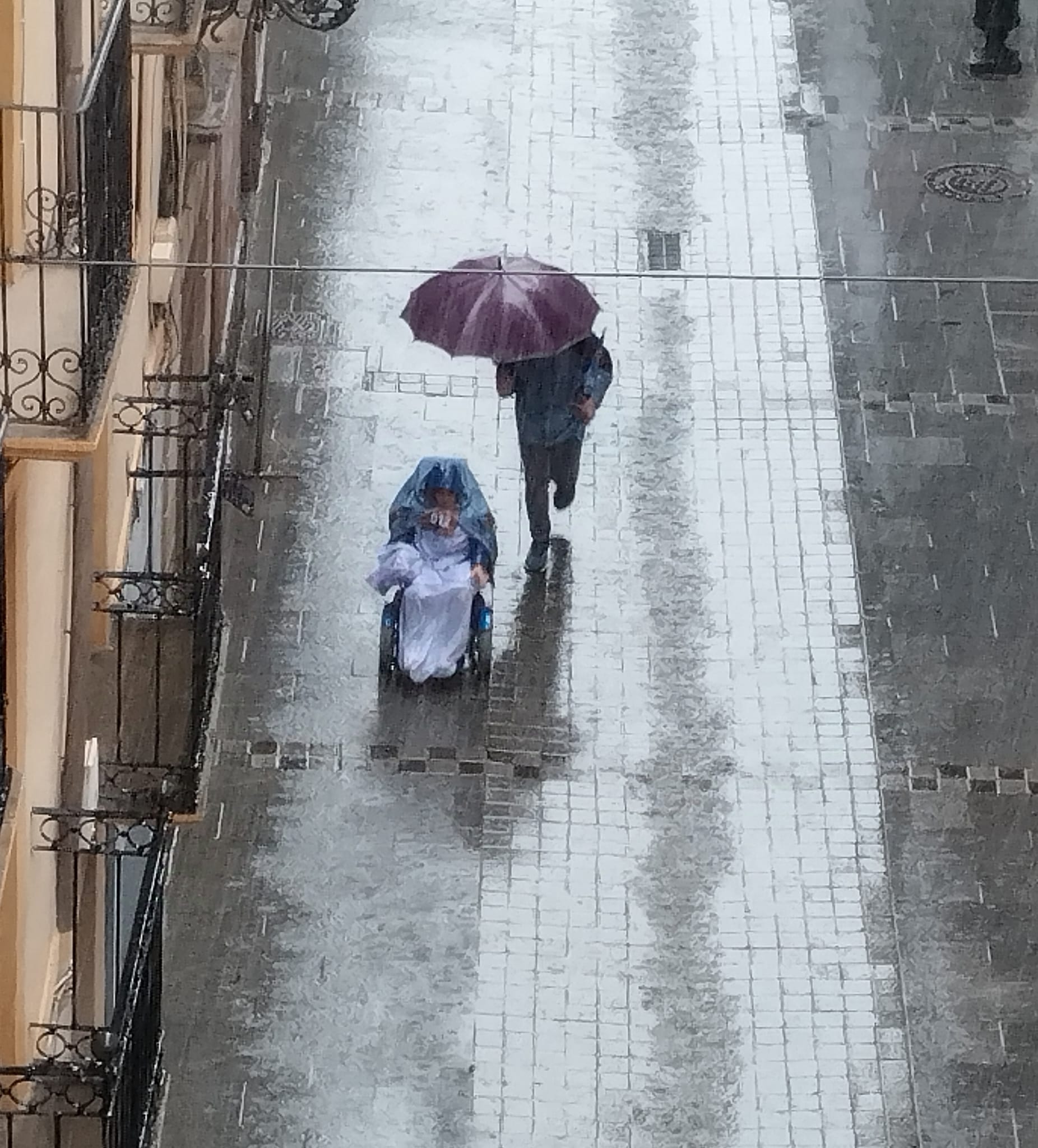 Contra la lluvia en las calles de Jaca