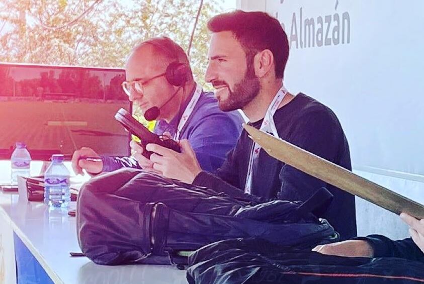 El entrenador de la Arandina, Álex Izquierdo, como comentarista del play off
