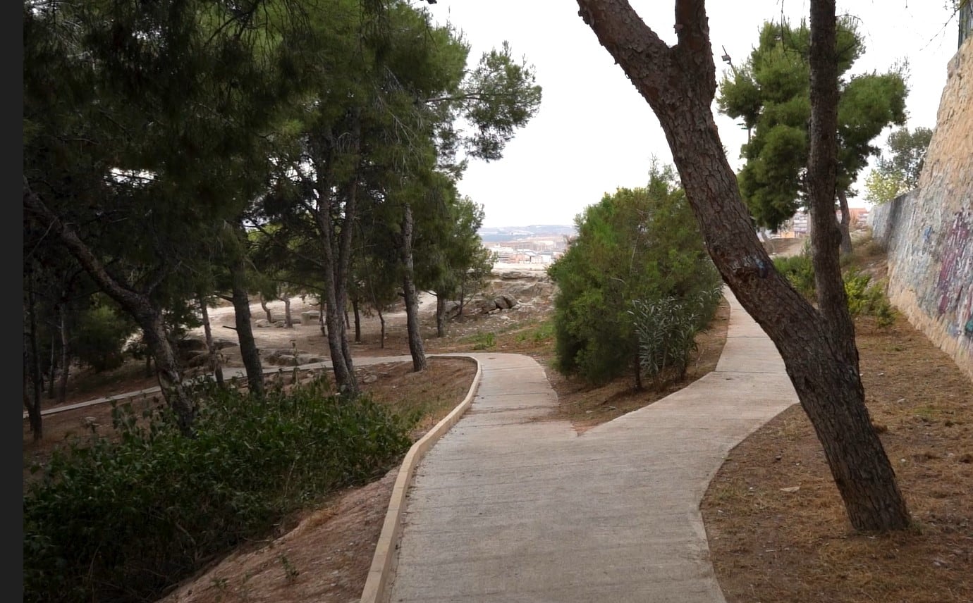 Sendero en el Monte Tossal de Alicante