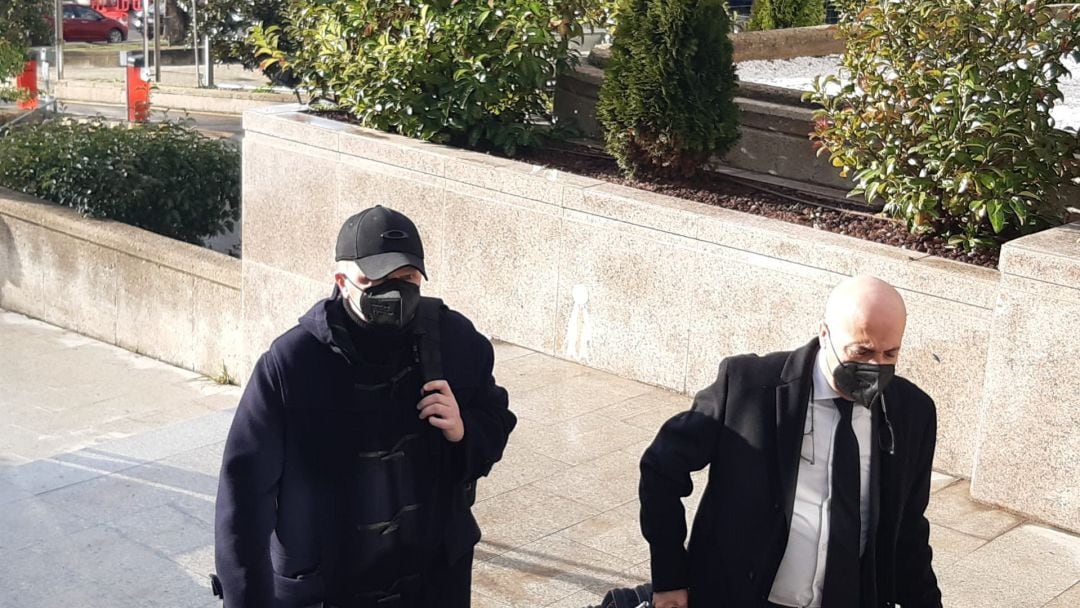 Francisco José Sanz González de Martos, conocido como Paco Sanz (i), a su llegada a la Audiencia Provincial de Madrid junto a su abogado.