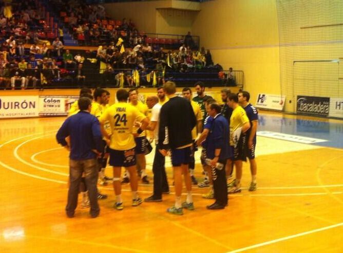 Fernando Bolea dando instrucciones a sus jugadores en un tiempo muerto