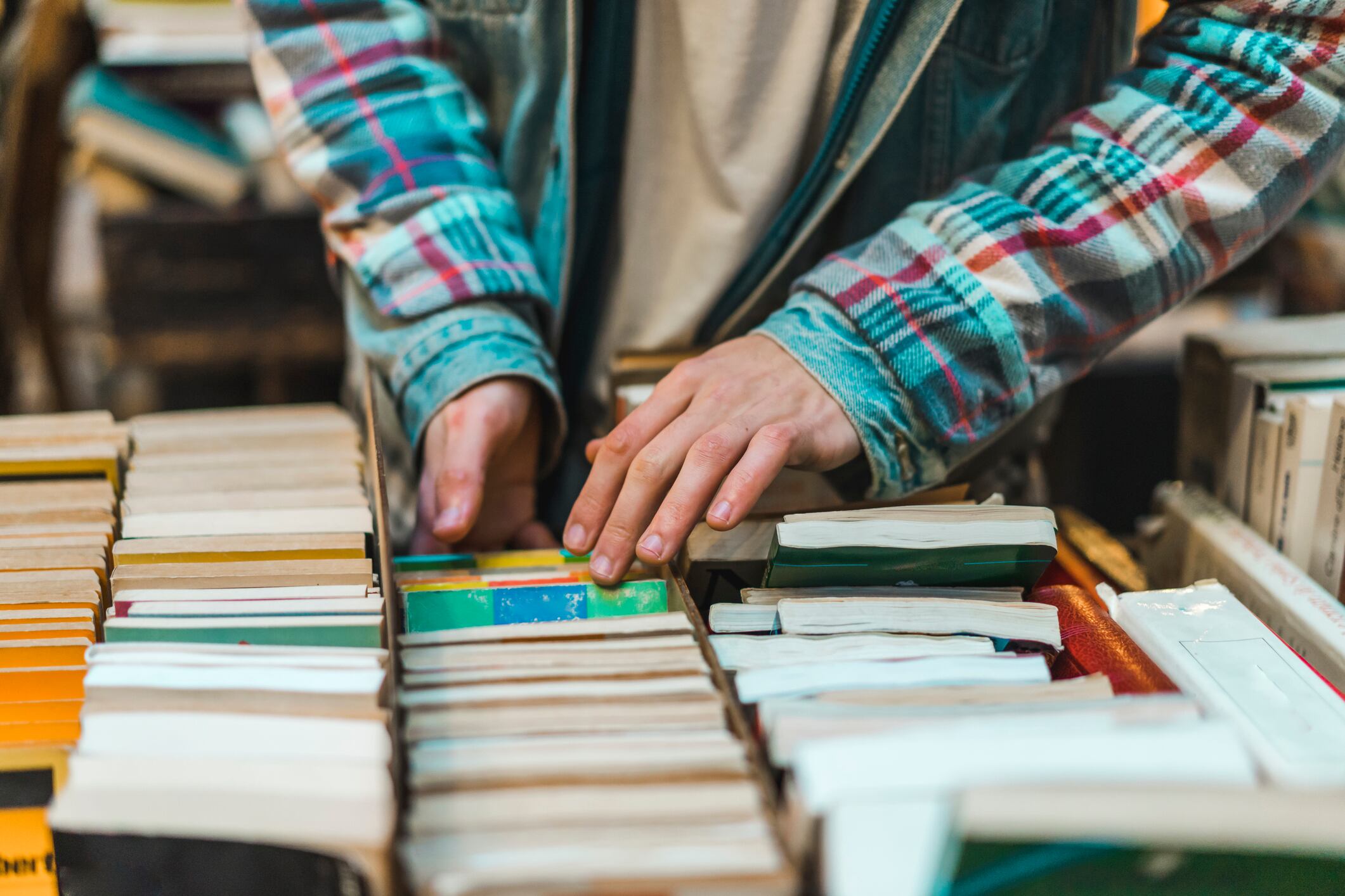Un joven rebusca en una librería.