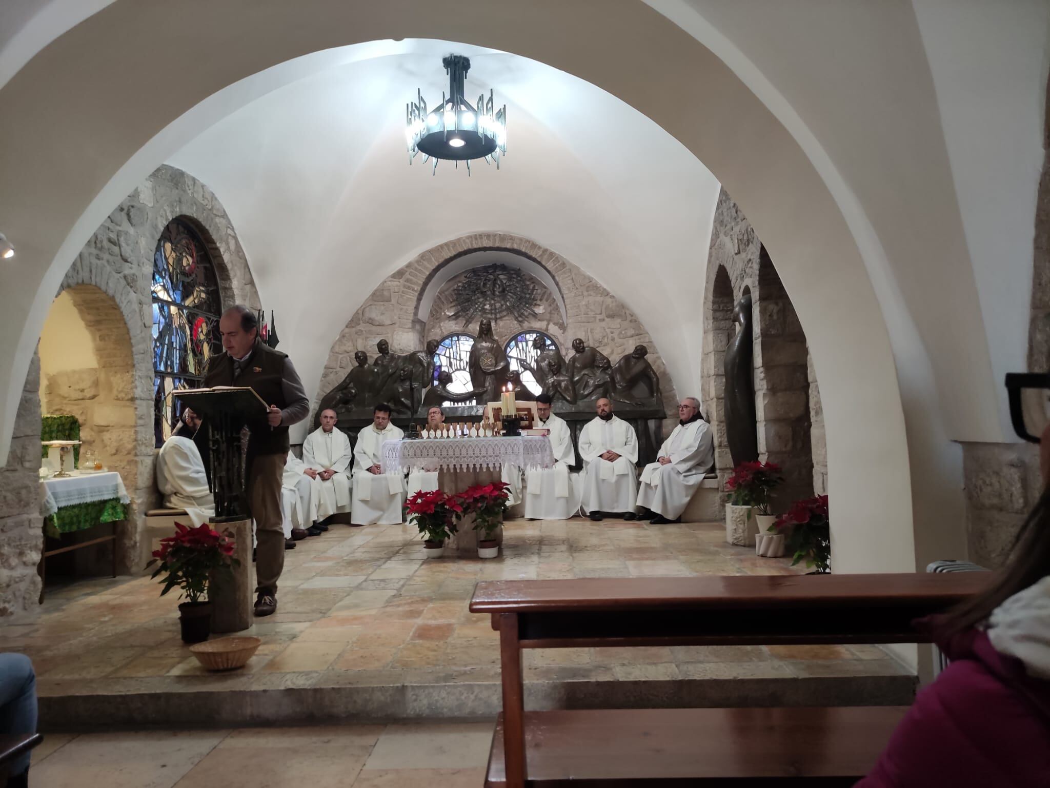 Haciendo la lectura en la capilla de El Cenáculo