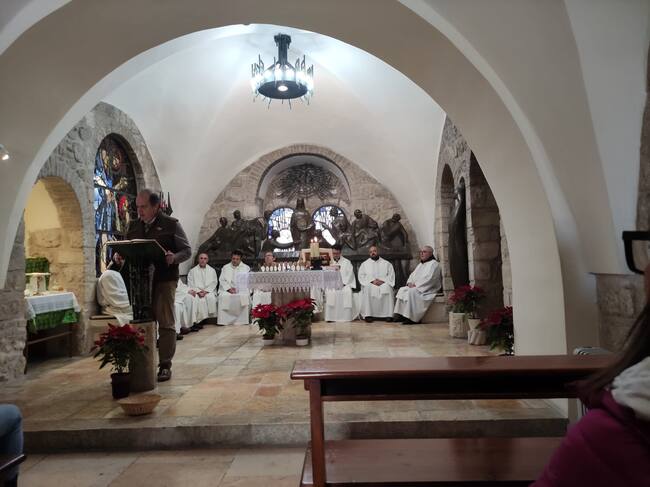 Haciendo la lectura en la capilla de El Cenáculo