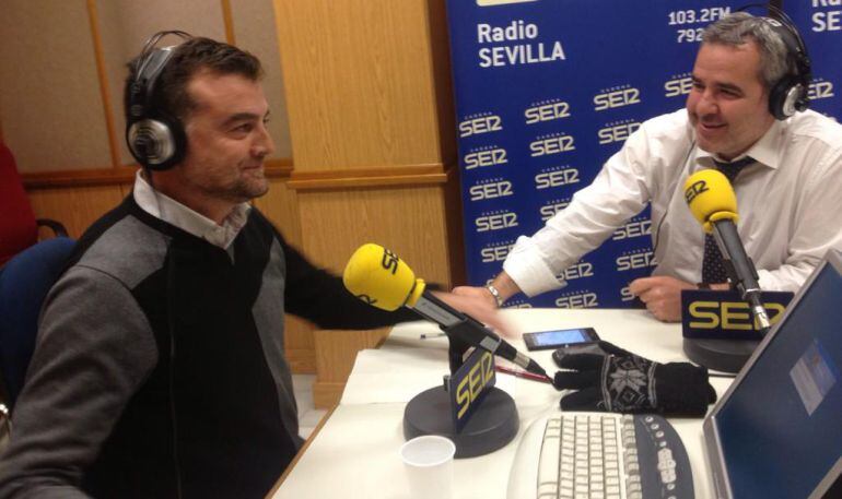 Antonio Maíllo, junto a Diego Suárez, director de Contenidos de Cadena SER Andalucía, en los estudios de Radio Sevilla