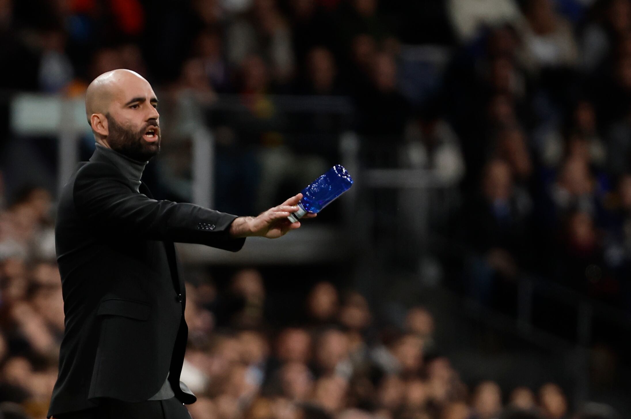 MADRID, 16/01/2025.- El entrenador del Celta, Claudio Giráldez, da instrucciones durante el partido de octavos de final de la Copa del Rey que Real Madrid y Celta de Vigo disputan este jueves en el Santiago Bernabéu. EFE/Sergio Pérez
