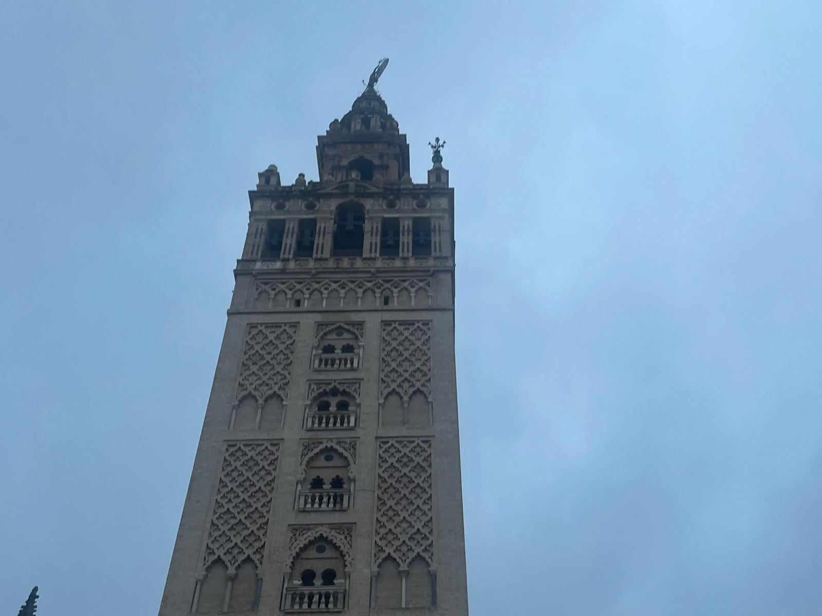 La borrasca Leonardo causa desprendimientos en la Giralda y el corte de la Plaza Virgen de los Reyes