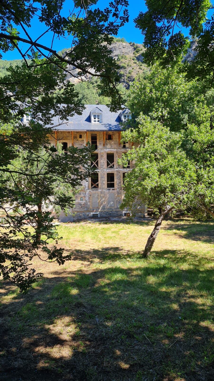 El antiguo sanatorio se encuentra a la entrada de Panticosa, junto al parque infantil de la Cruz
