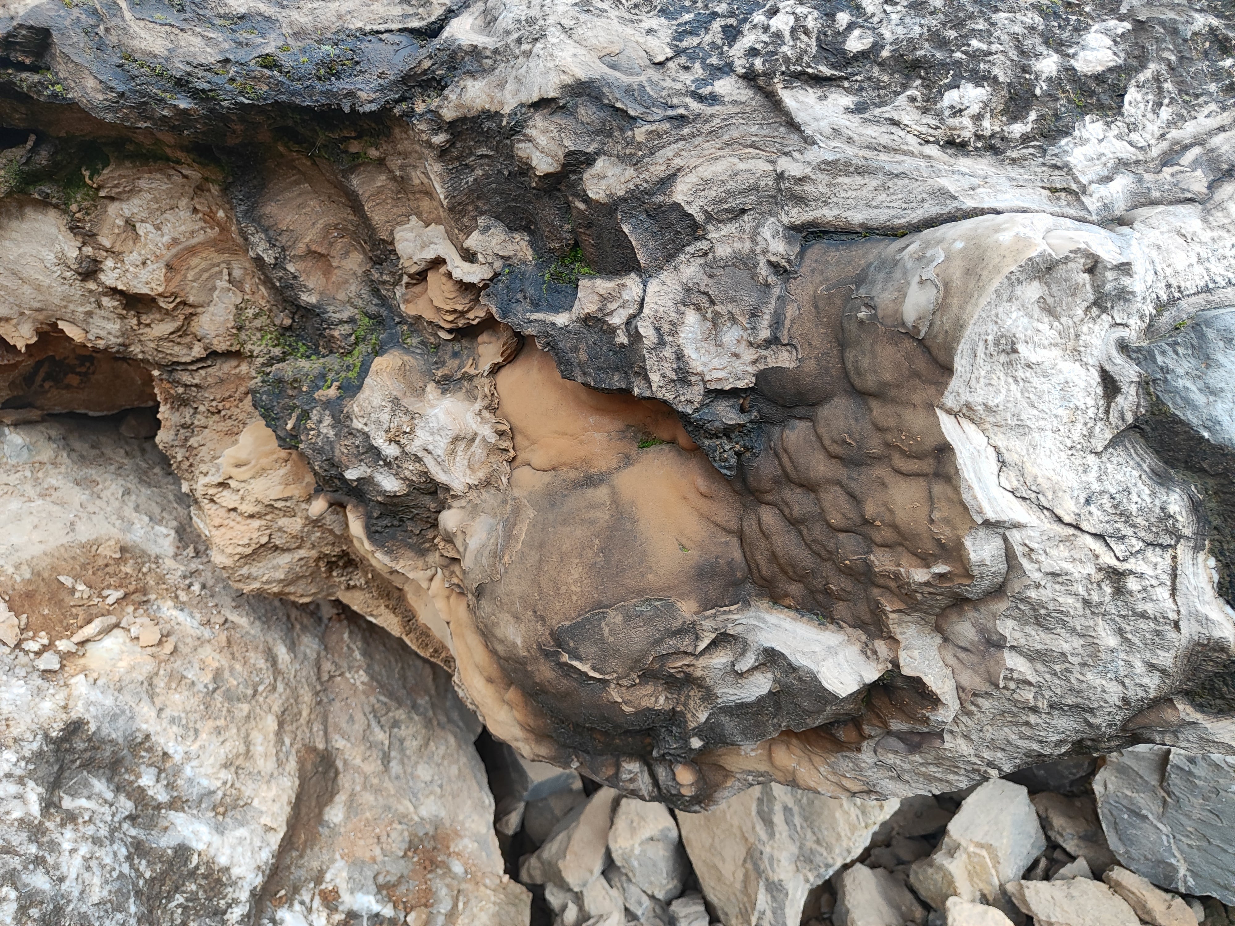 Formaciones de la cueva se observan en la base de la cantera de Nanclares