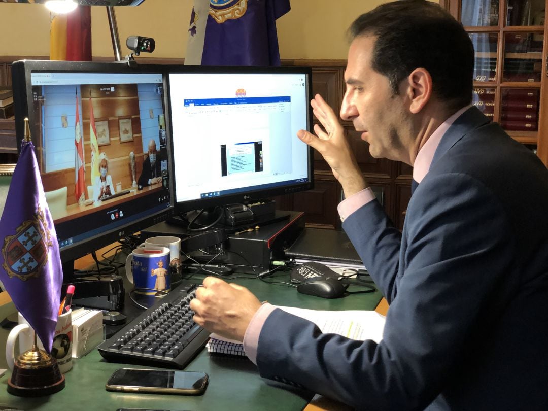 El Alcalde de Palencia, Mario Simón, en la reunión telemática