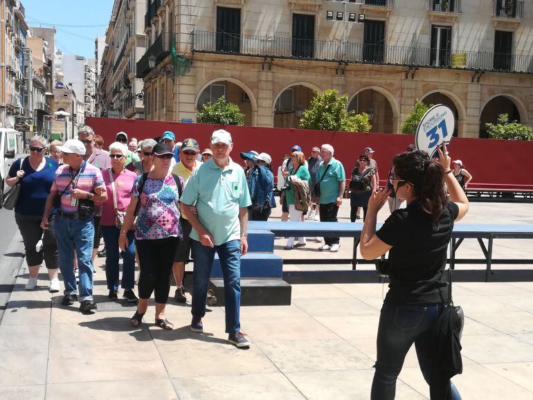 Cruceristas visitando la plaza consistorial de Alicante 