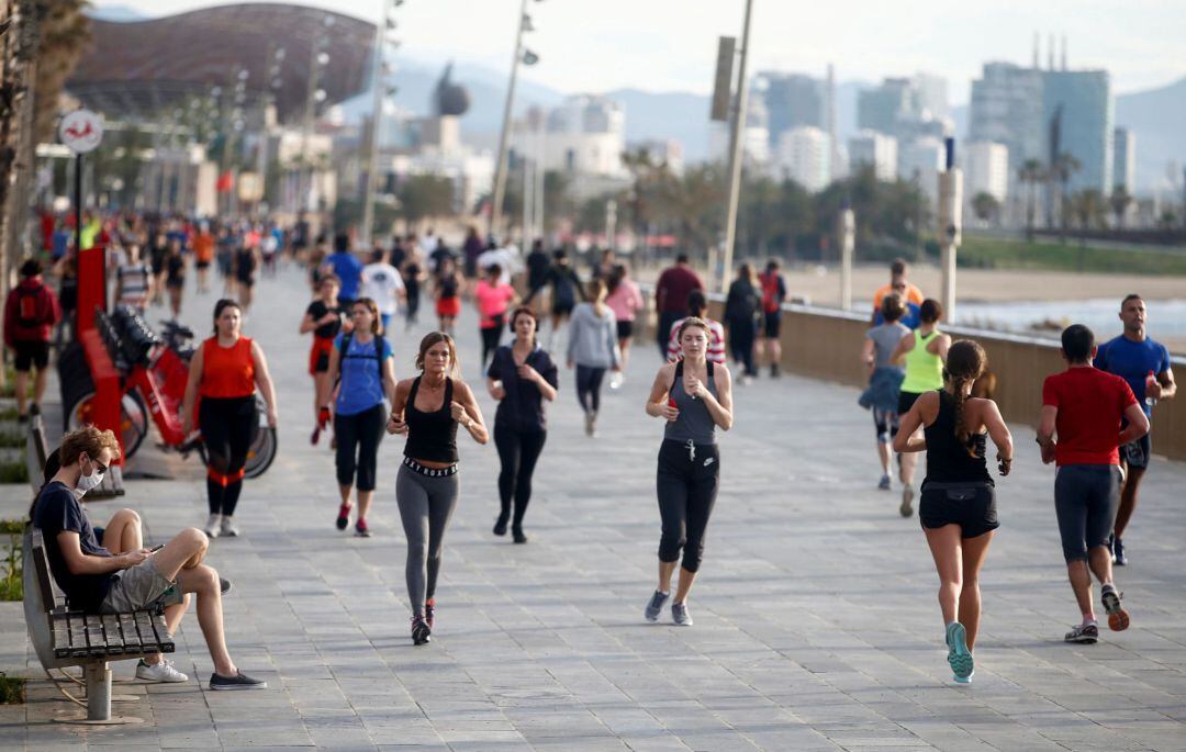 Varios ciudadanos caminan y correr por el Paseo Marítimo de Barcelona este sábado. 