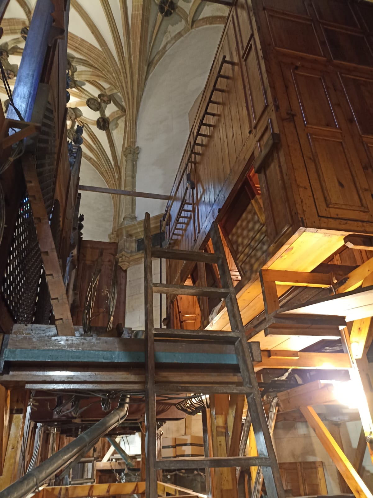 Imagen del órgano de la iglesia de San Andrés en pleno proceso de restauración