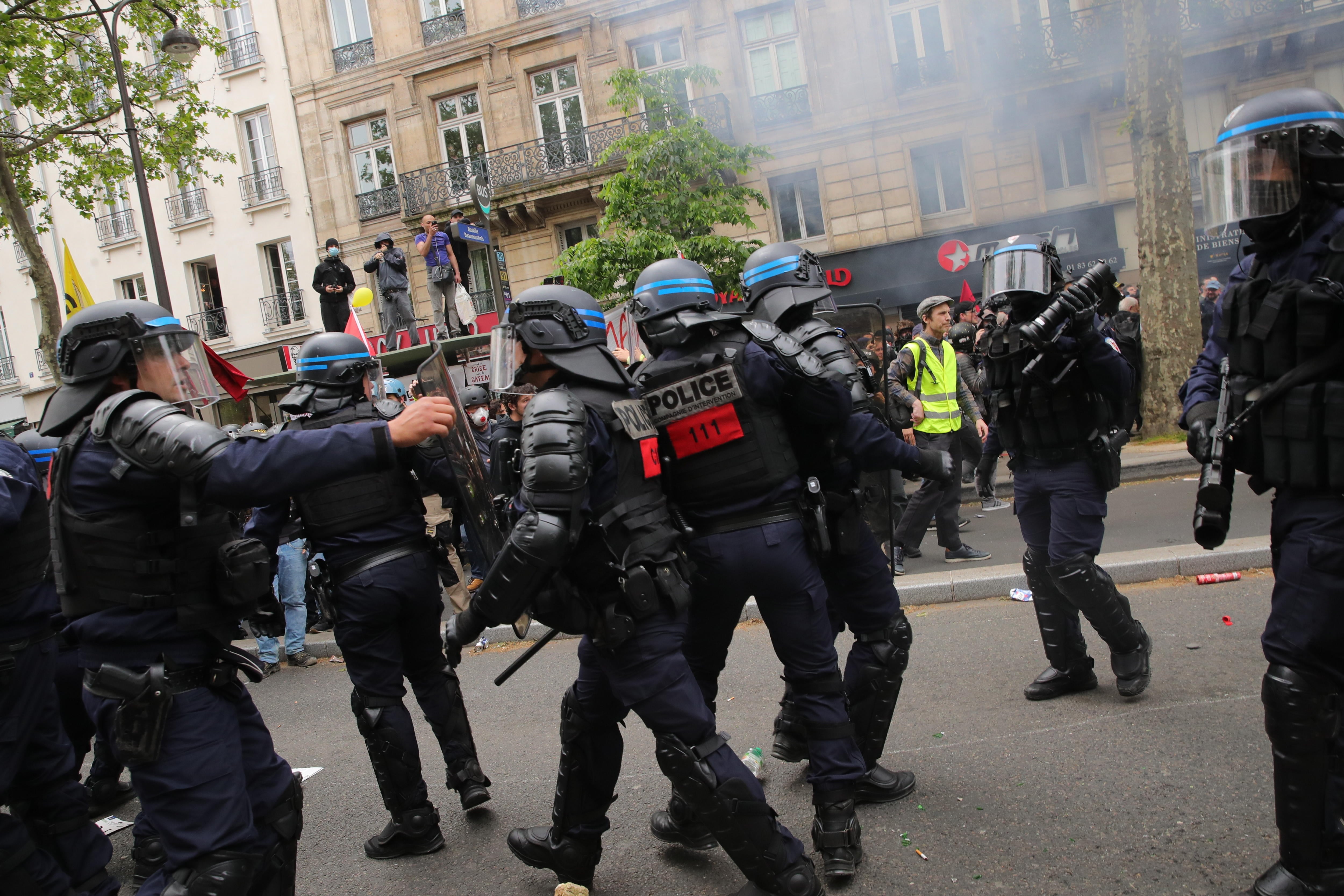 La policía parisina detiene a 45 personas en la manifestación convocada por los sindicatos franceses en París con motivo del Día Internacional del Trabajador. EFE/EPA/Teresa Suarez