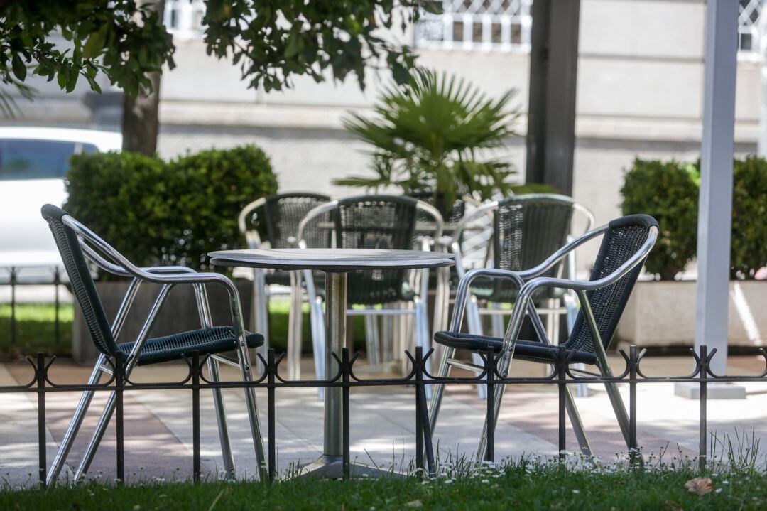 Mesa vacía en la terraza de un restaurante 