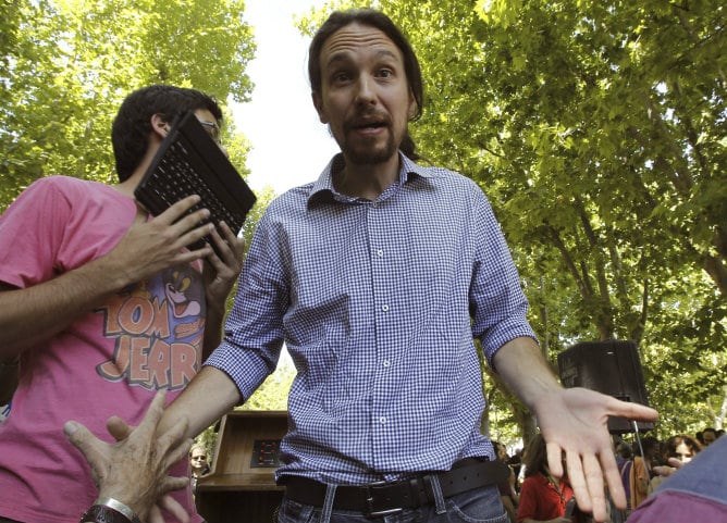 El líder de Podemos, Pablo Iglesias, tras intervenir ante los asistentes al encuentro estatal que ha celebrado la formación en la Facultad de Filosofía de la Universidad Complutense de Madrid