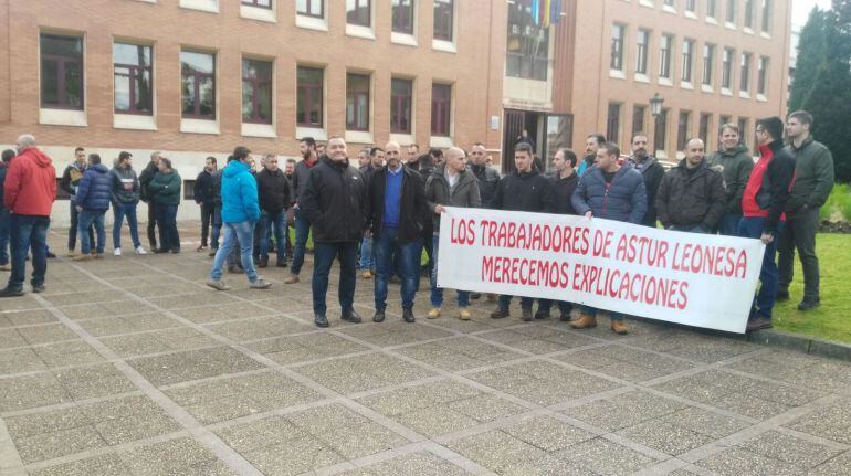 Trabajadores y sindicatos de Asturleonesa concentrados durante una protesta