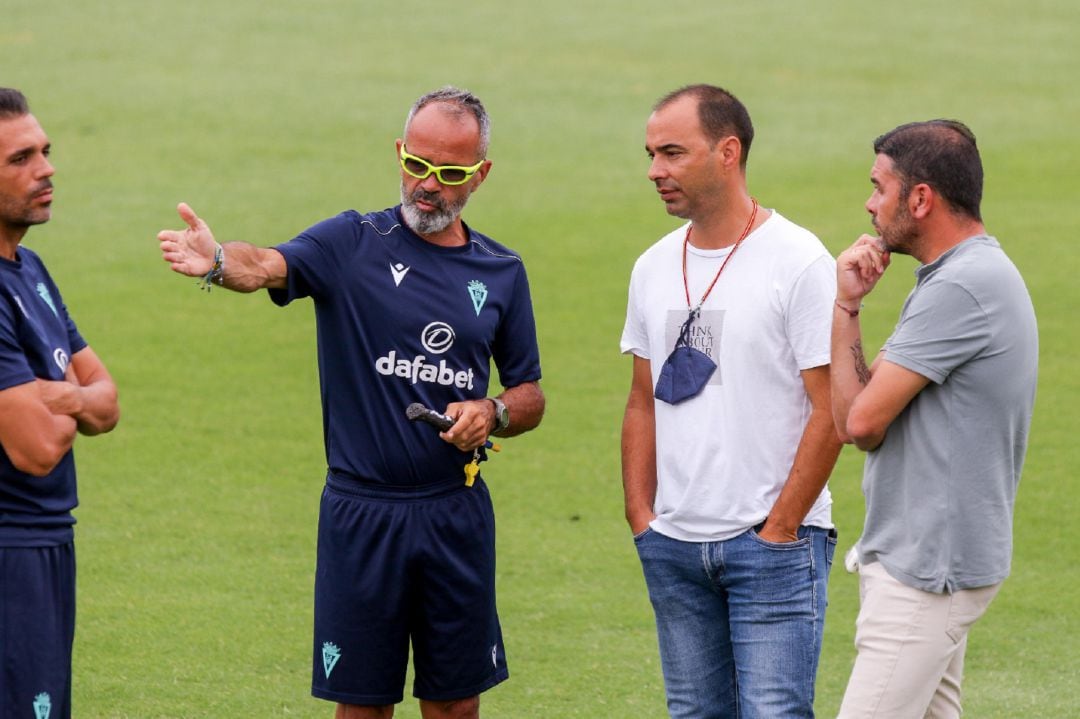 El Cádiz CF bisca reforzarse en el mercado. En la imagen Cervera, con Jorge Cordero y Enrique 