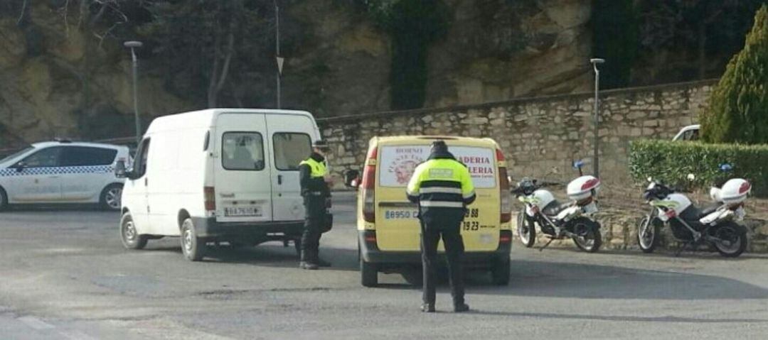 Agentes de la Policía Local controlan a una furgoneta en la capital.