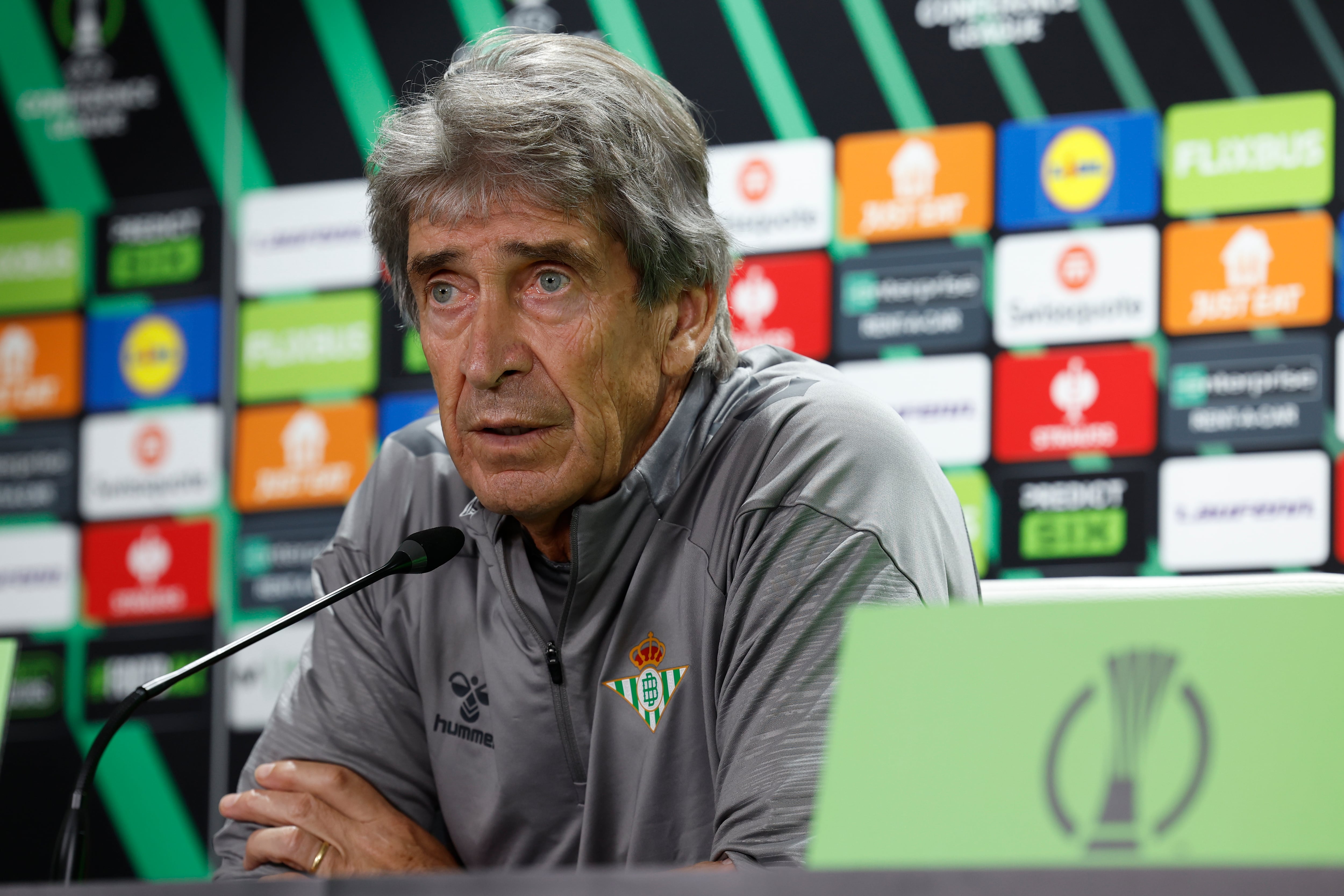 GRAFAND4368. SEVILLA, 06/11/2024.- El entrenador del Real Betis , Manuel Pellegrini, durante la rueda de prensa este miércoles en el estadio Benito Villamarín de Sevilla donde mañana juegan ante el NK Celje en el tercer partido de la liguilla de la Liga Conferencia. EFE/ Julio Muñoz
