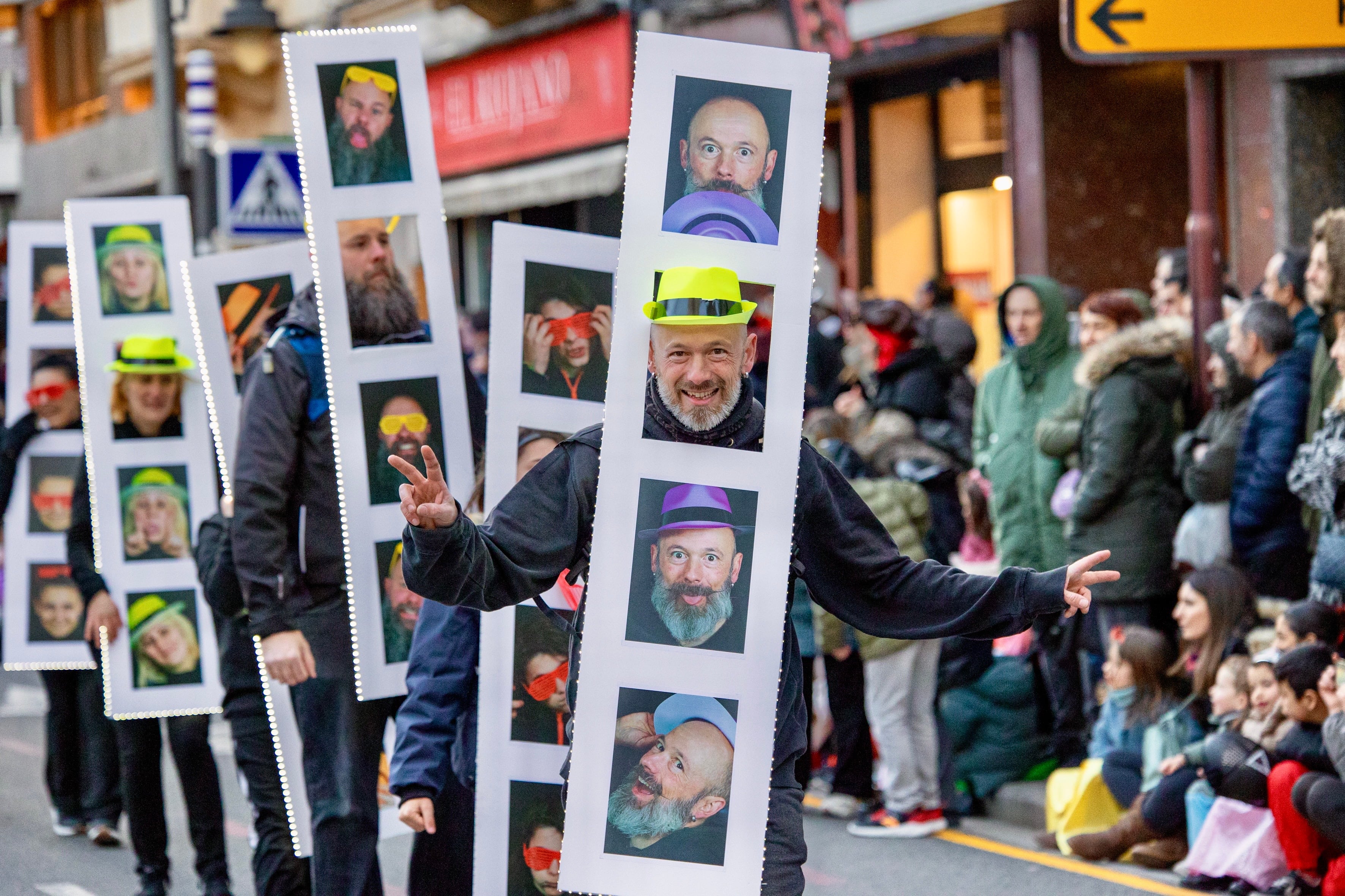 LOGROÑO, 01/03/2025.- Fotografía del desfile de Carnaval este sábado en Logroño donde participan unas 3183 personas, gracias a la participación de 34 comparsas (8 con música en directo), 4 grupos y 7 carrozas pertenecientes a colegios, AMPAs, peñas y otros colectivos. EFE/ Raquel Manzanares
