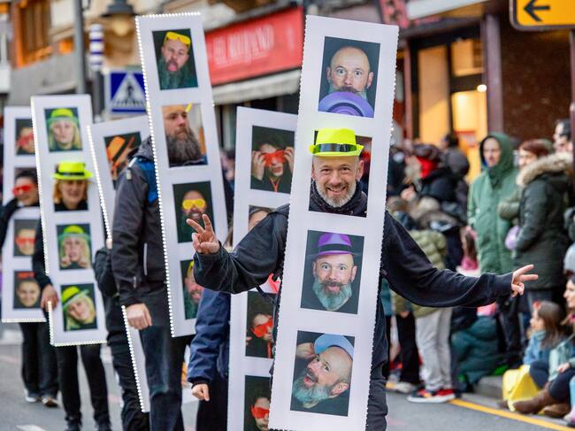 LOGROÑO, 01/03/2025.- Fotografía del desfile de Carnaval este sábado en Logroño donde participan unas 3183 personas, gracias a la participación de 34 comparsas (8 con música en directo), 4 grupos y 7 carrozas pertenecientes a colegios, AMPAs, peñas y otros colectivos. EFE/ Raquel Manzanares