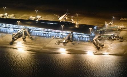 Imagen del aeropuerto de Osaka inundado