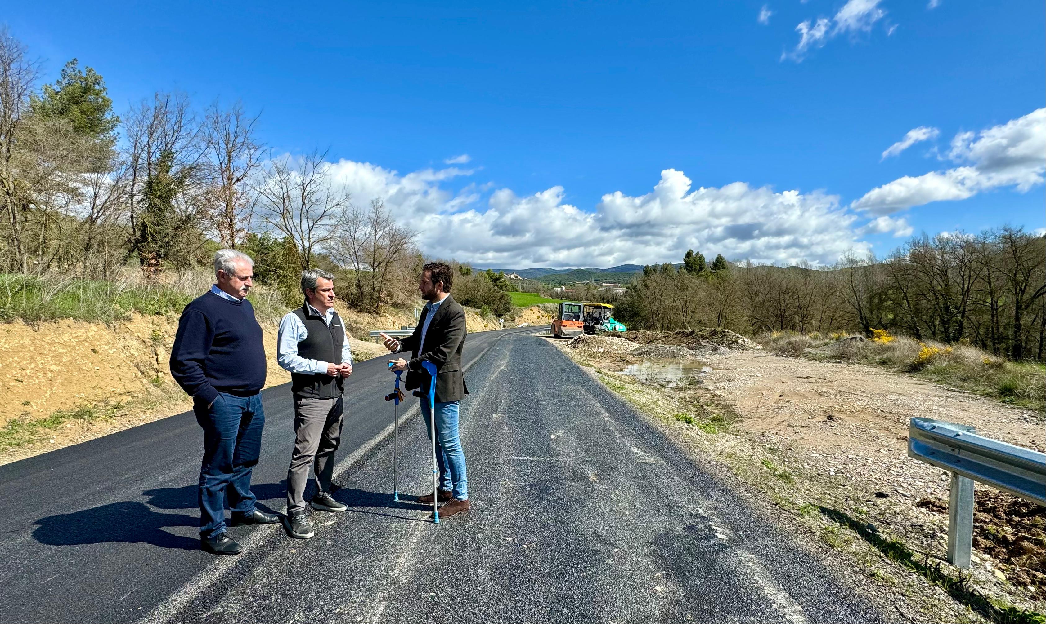 Bescós, Lagüens y Claver en la visita al acceso a la Puebla de Fantova