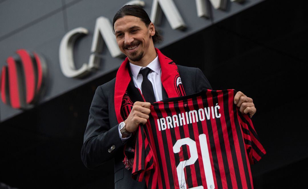 Ibrahimovic, con su nueva camiseta del AC Milan.