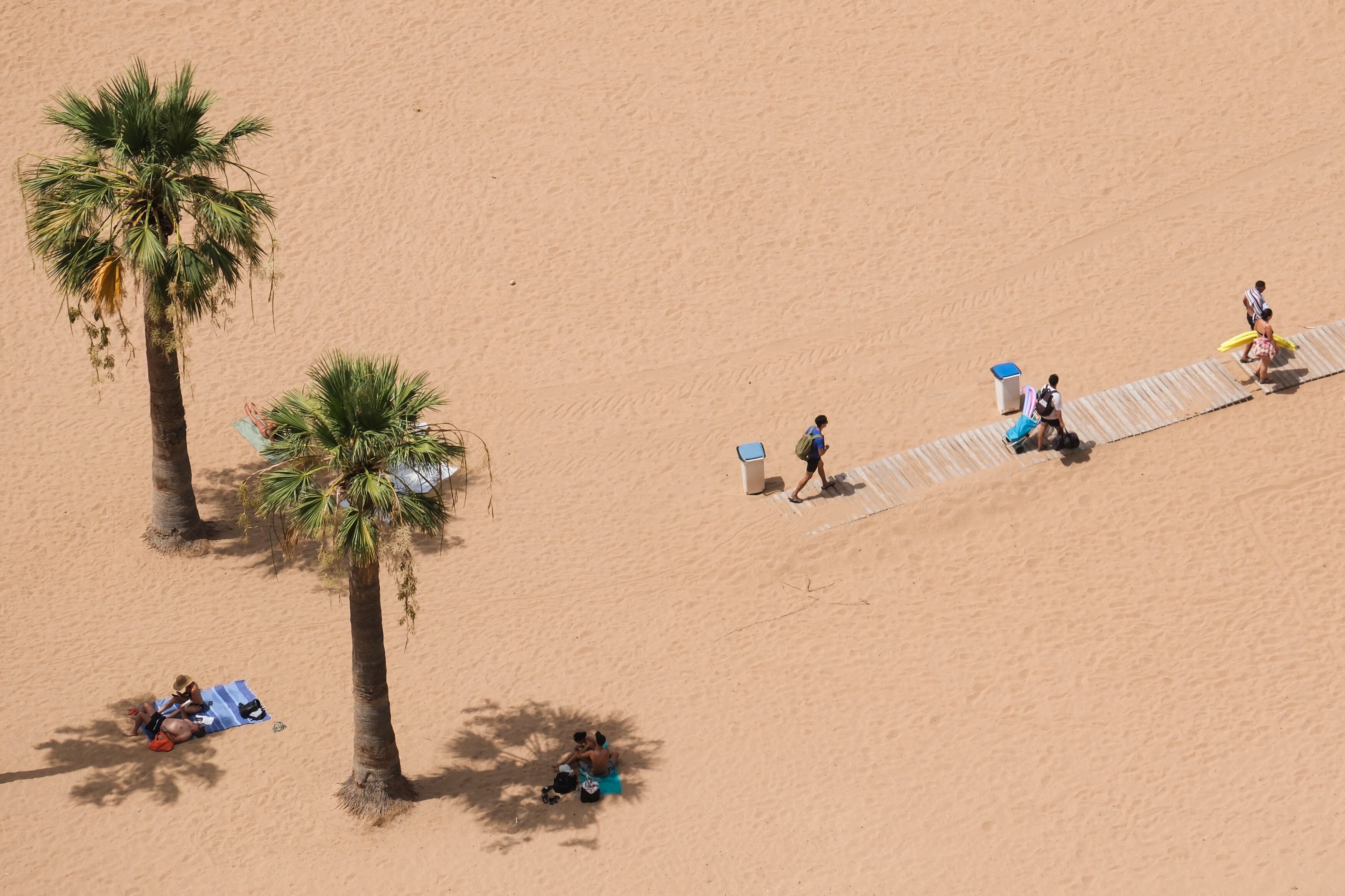 Un grupo de bañistas, en la playa de Las Teresitas, en Santa Cruz de Tenerife, el pasado viernes.