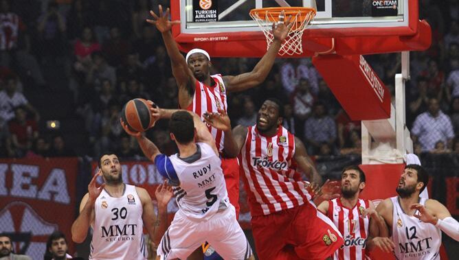 Petwat y Dunston intentan taponar el tiro de Rudy Fernández.