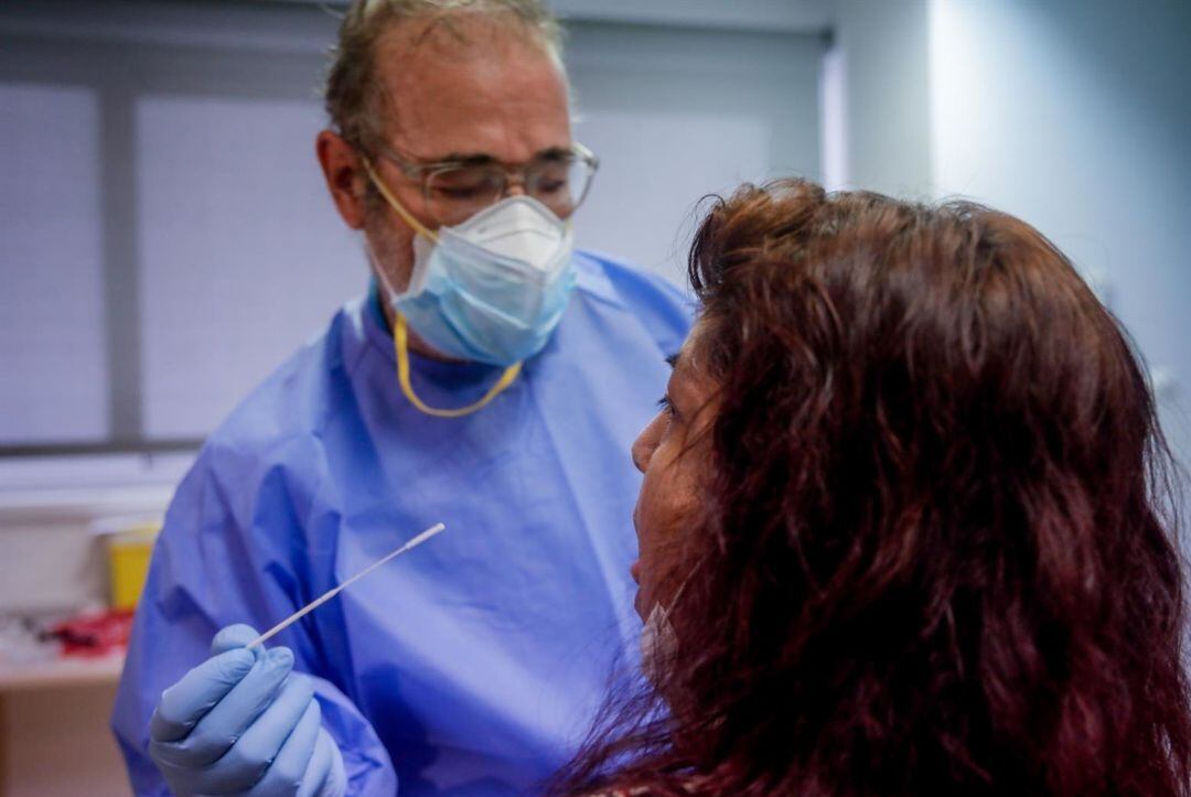 Un sanitario realiza una prueba PCR