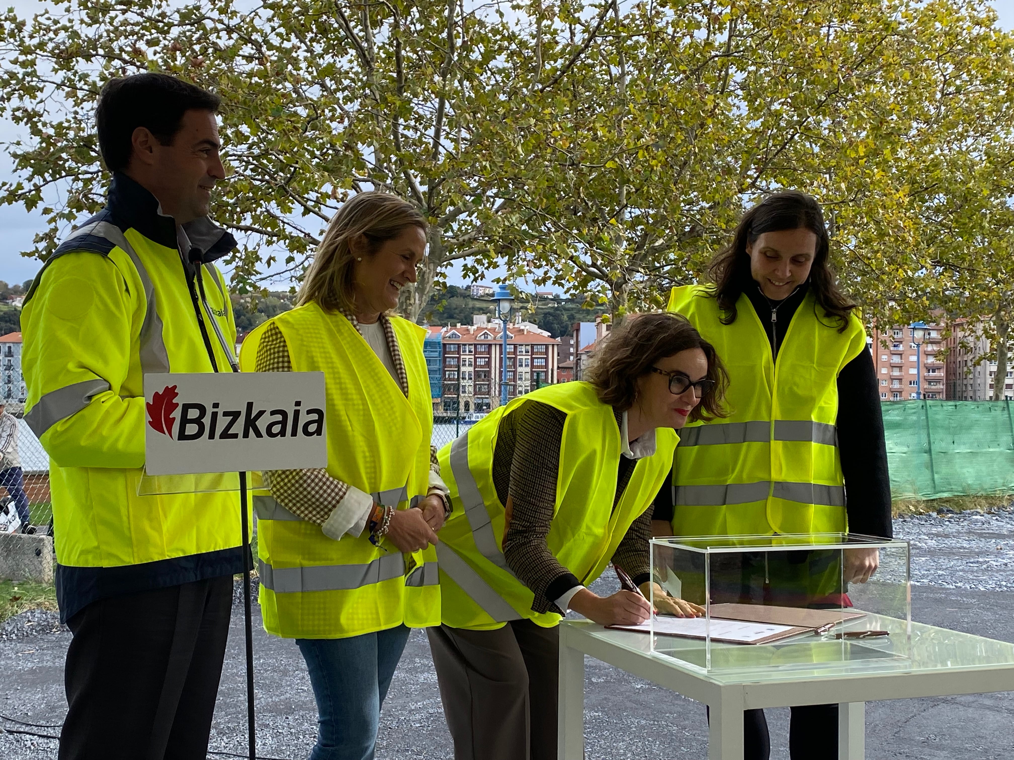 Las alcaldesas y la diputada General firman el acta que introducen en la urna, para después enterrarla.