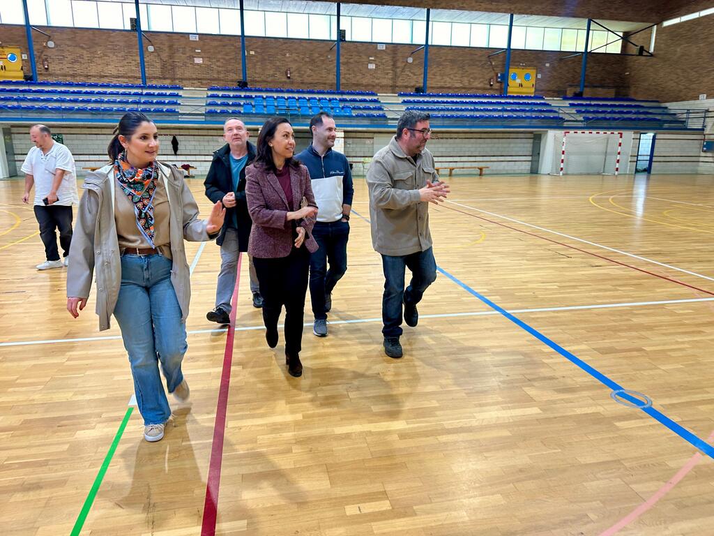 La alcaldesa de Moaña, Leticia Santos, junto a la diputada provincial, María Ramallo, en una visita al pabellón de O Rosal