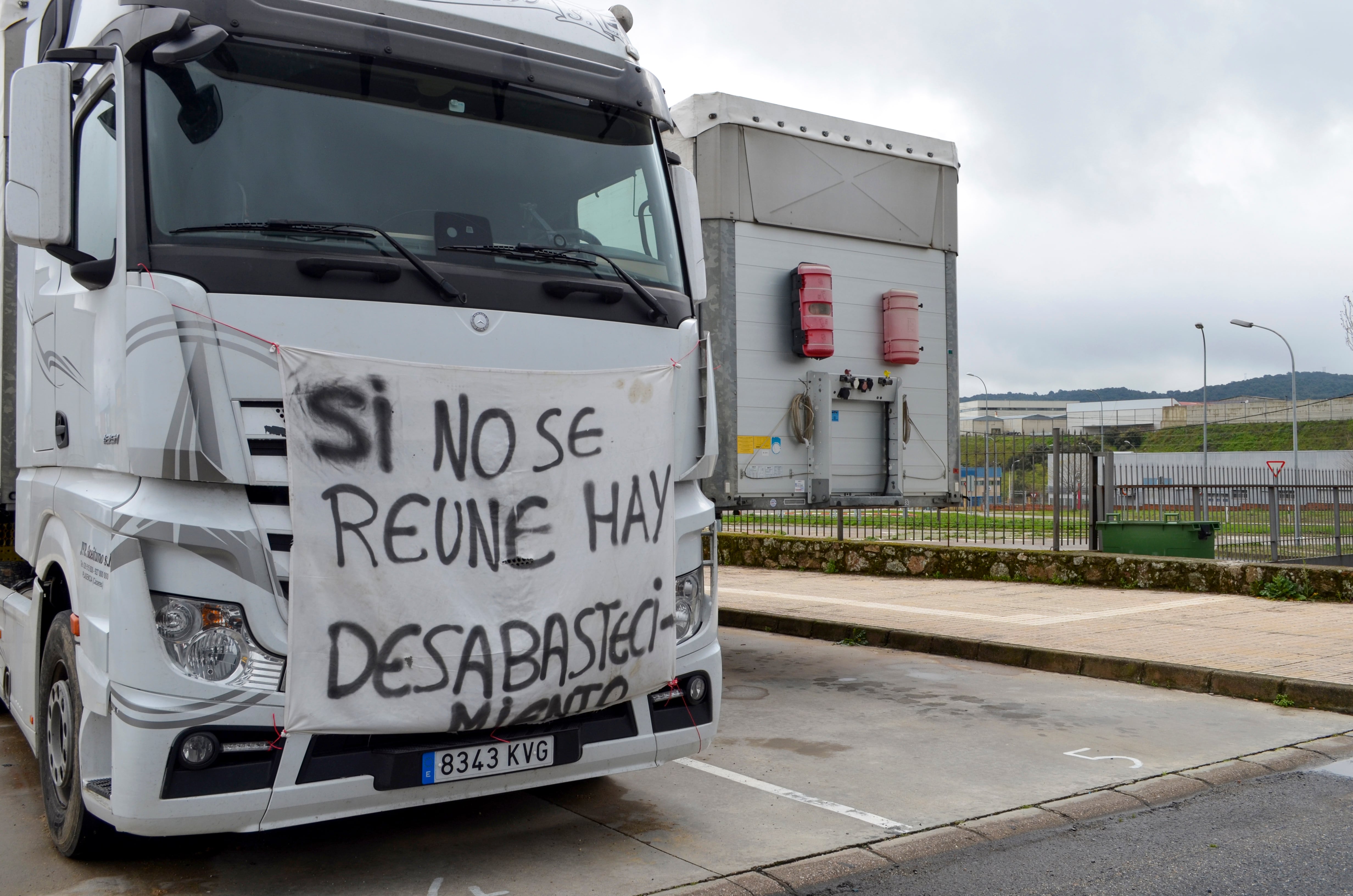 PLASENCIA, 22/03/2022.- Cientos de camiones salen a las calles de Plasencia durante el noveno día de paro convocado por la Plataforma para la Defensa del Transporte de Mercancías, este martes, en Plasencia, Extremadura, donde se ha mantenido la acción de los piquetes en la zona del polígono industrial. Los transportistas extremeños han rechazado la bonificación al gasóleo propuesta por el Gobierno de España, con unas ayudas directas de 500 millones de euros, y han defendido que la adhesión de algunas asociaciones a sus protestas &quot;puede llevar a engaño&quot;. EFE/ Eduardo Palomo
