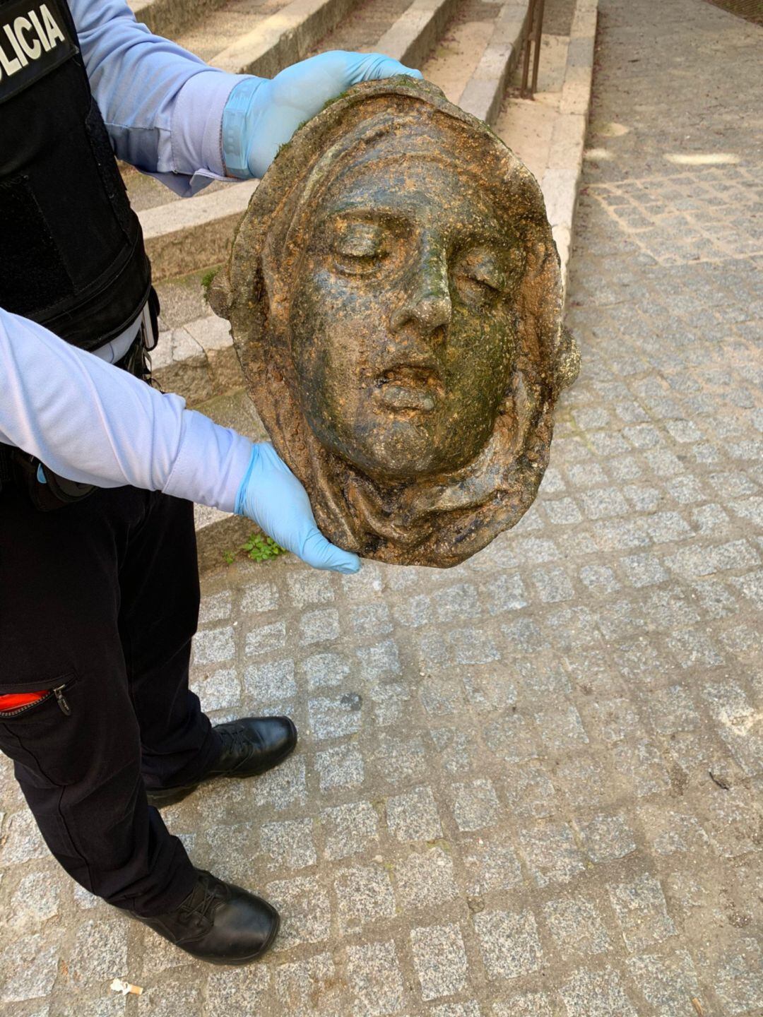 Primer pla de l&#039;escultura que s&#039;ha trobat al riu Onyar 