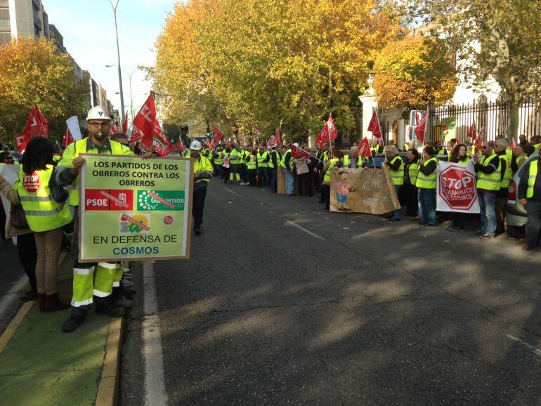 Trabajadores de Cosmos a las puertas de la Gerencia de Urbanismo.