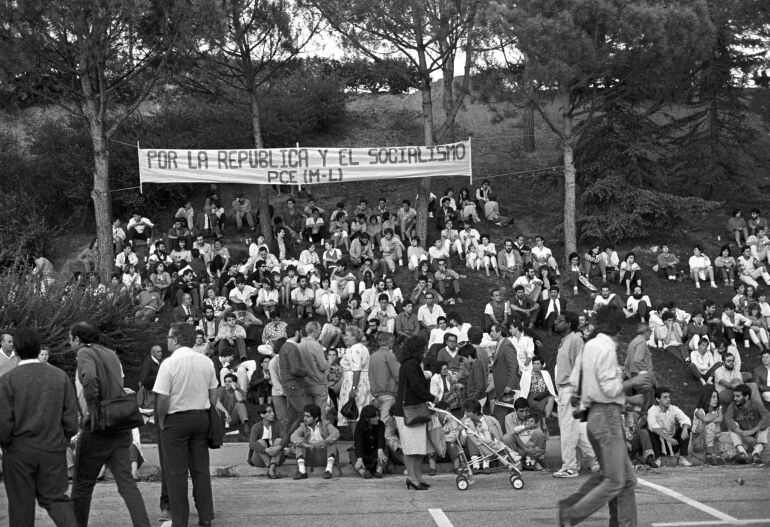 Vista general del mítin fiesta en homenaje a las víctimas del franquismo convocado por el PCE en los jardines del templo de Debod de Madrid el 27 de septiembre de 1986.