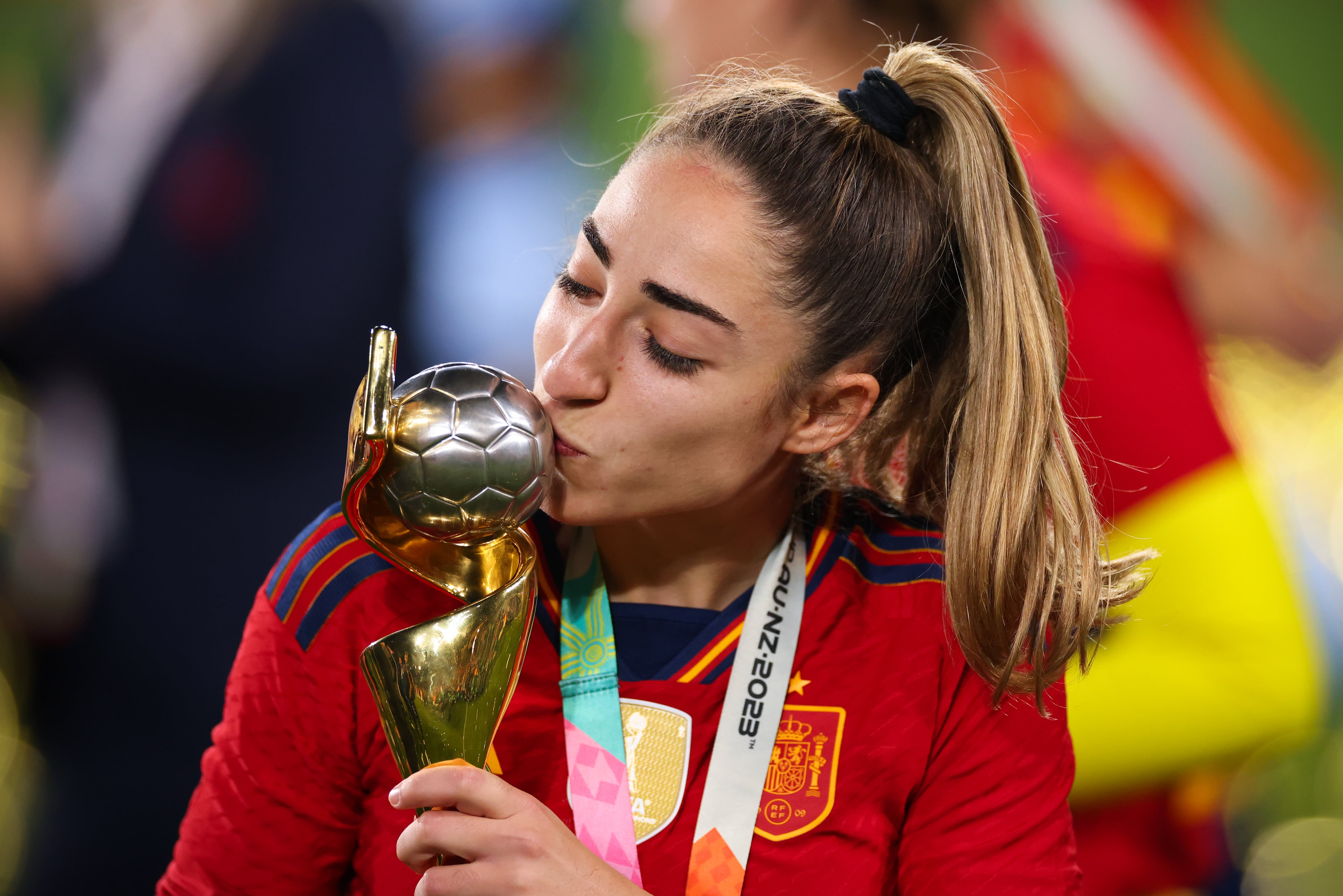 Olga Carmona besa la copa del Mundial. (Photo by Marc Atkins/Getty Images,)